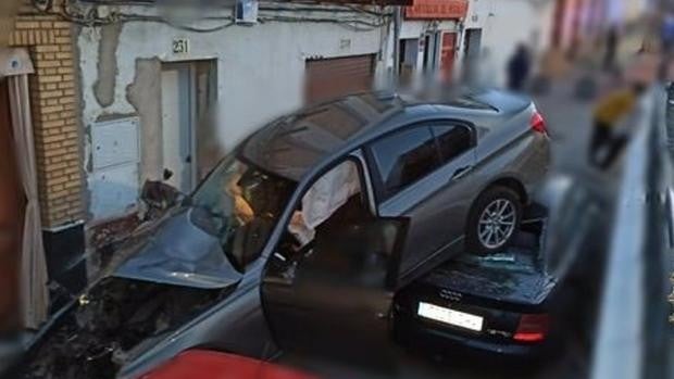 Aparatoso accidente de tráfico en El Viso al caer un coche por un desnivel e impactar contra otro turismo y una vivienda