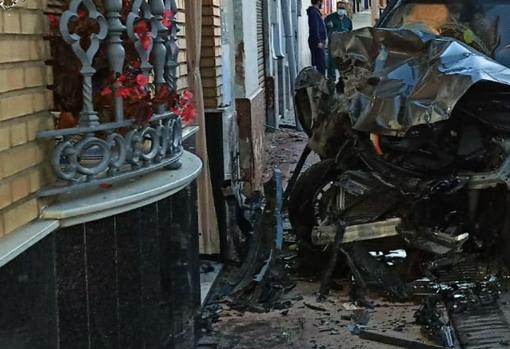 El coche también impactó contra la fachada de una vivienda