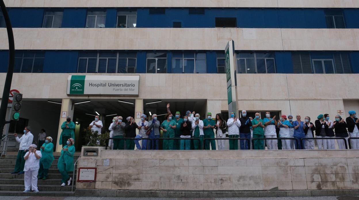 Sanitarios del Hospital Puerta del Mar de Cádiz, durante los aplausos de la primera ola.