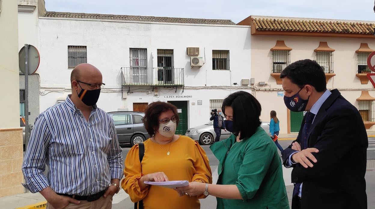 Virginia Pérez con dirigentes del PP en Dos Hermanas