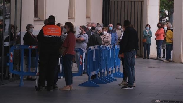 Cádiz se prepara para poner 150.000 dosis diarias desde junio