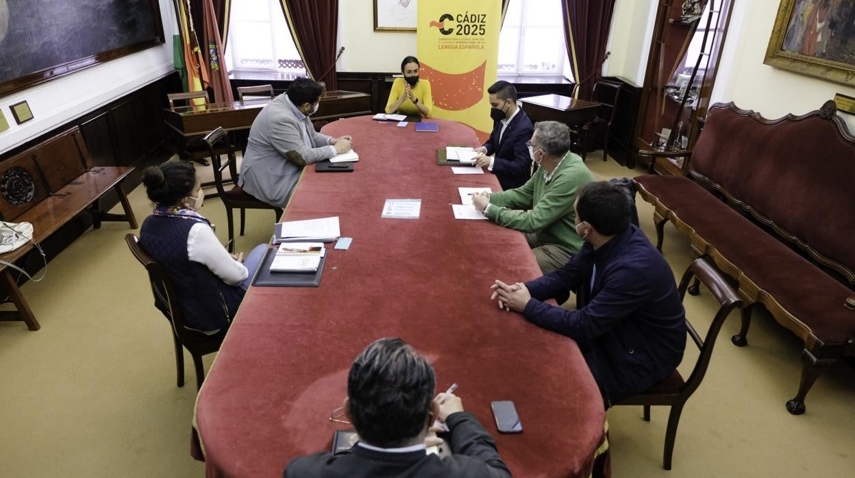 Reunión celebrada ayer en el Salón Isabelino del Ayuntamiento.