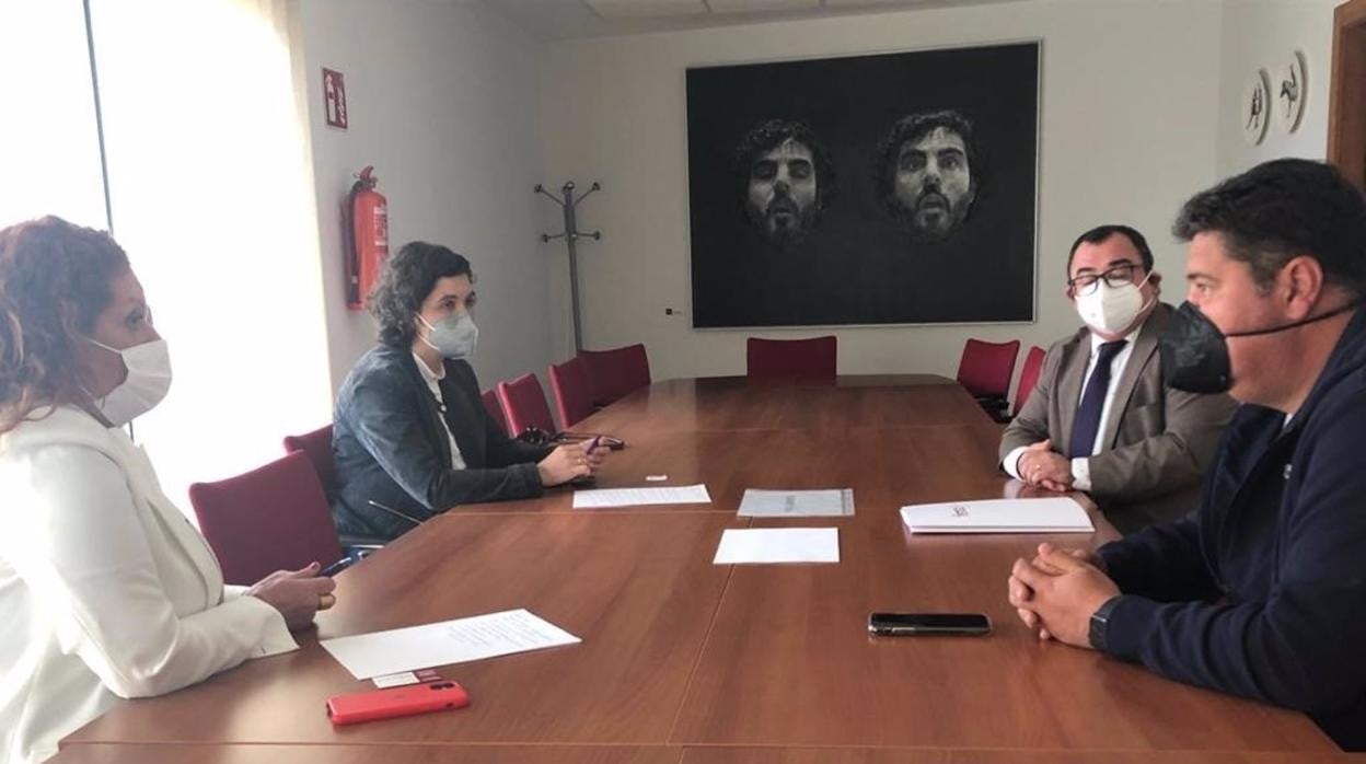 Reunión de la parlamentaria andaluza Araceli Maese con el presidente y secretario general de FEMCA, Diego Chaves y José Muñoz.