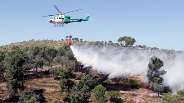 El Infoca moviliza medios aéreos por un incendio declarado en Aznalcázar