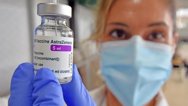 Andalucía anima a los mayores de 60 años a vacunarse con AstraZeneca tras registrar un rechazo del 20-25%