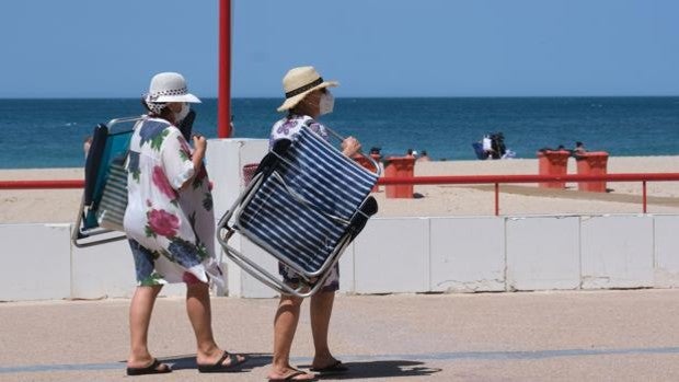 La OCU pide que no sea obligatorio el uso constante de la mascarilla en la playa