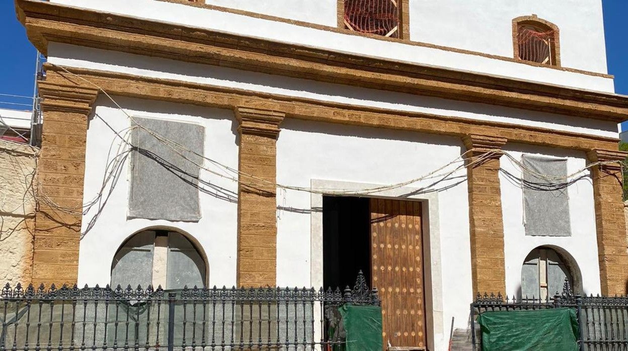 La piedra ostionera destaca en la fachada de la iglesia