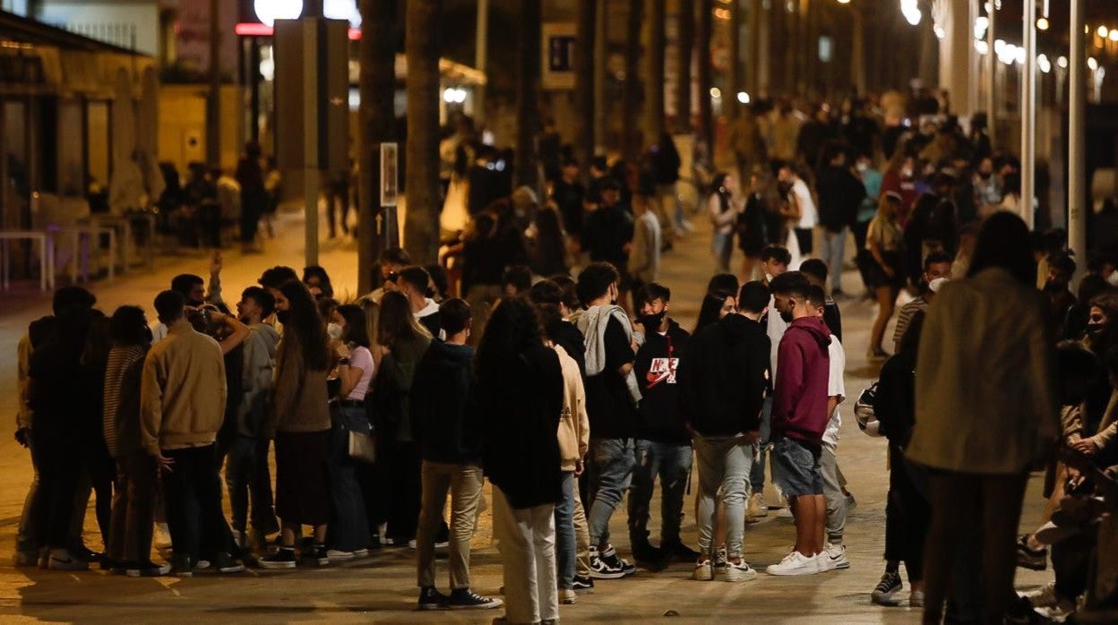 Jóvenes, anoche, en el Paseo Marítimo