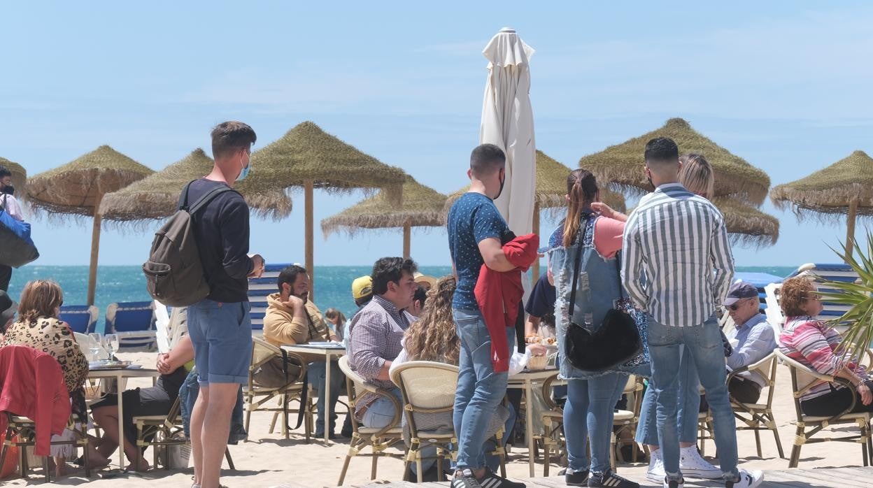 Los empresarios de los chiringuitos, molestos con la ausencia policial en las playas.