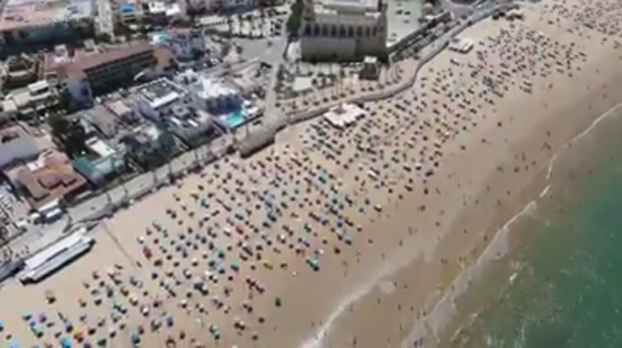 Imagen aérea tomada por un dron de la Policía Local en la playa de Regla, en Chipiona, el pasado verano.