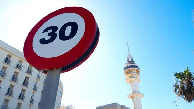 Todas las calles de carril único en Cádiz con nuevos límites de velocidad desde hoy a 30 km/h