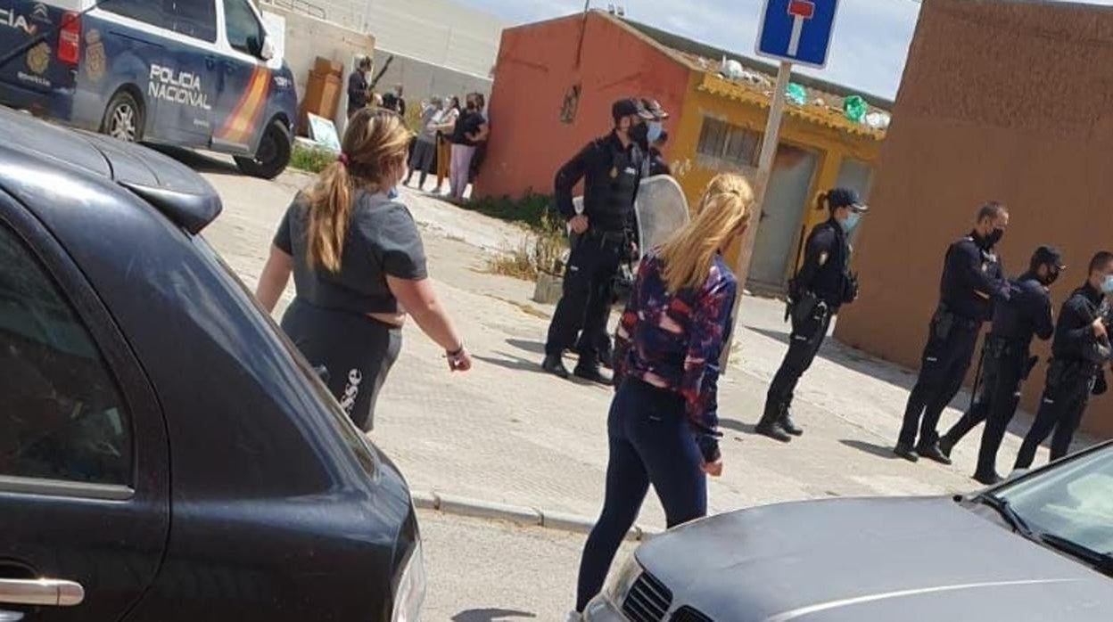 Dispositivo de la Policía Nacional ayer por la tarde en La Atunara.