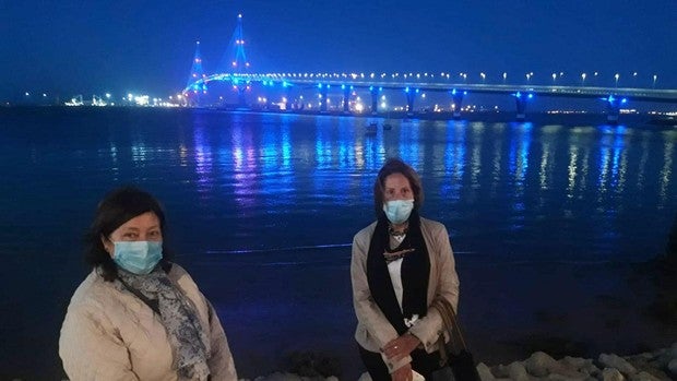 Monumentos y plazas de Cádiz se iluminan de azul  para conmemorar el Día de la Enfermería