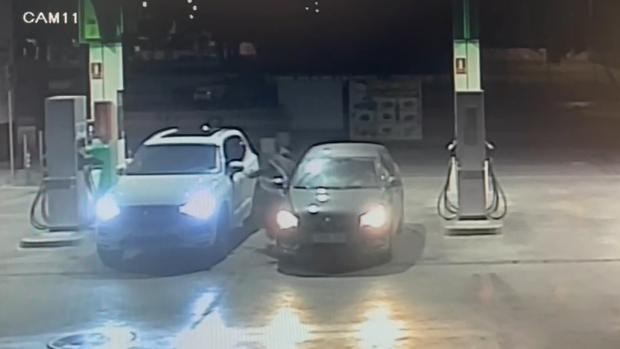 Le roban el coche en una gasolinera de San Juan de Aznalfarache mientras pagaba el repostaje
