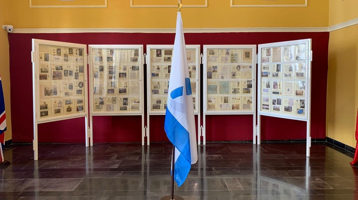 Bandera del Colegio de Enfermería de Cádiz en el Atrio del Ayuntamiento.