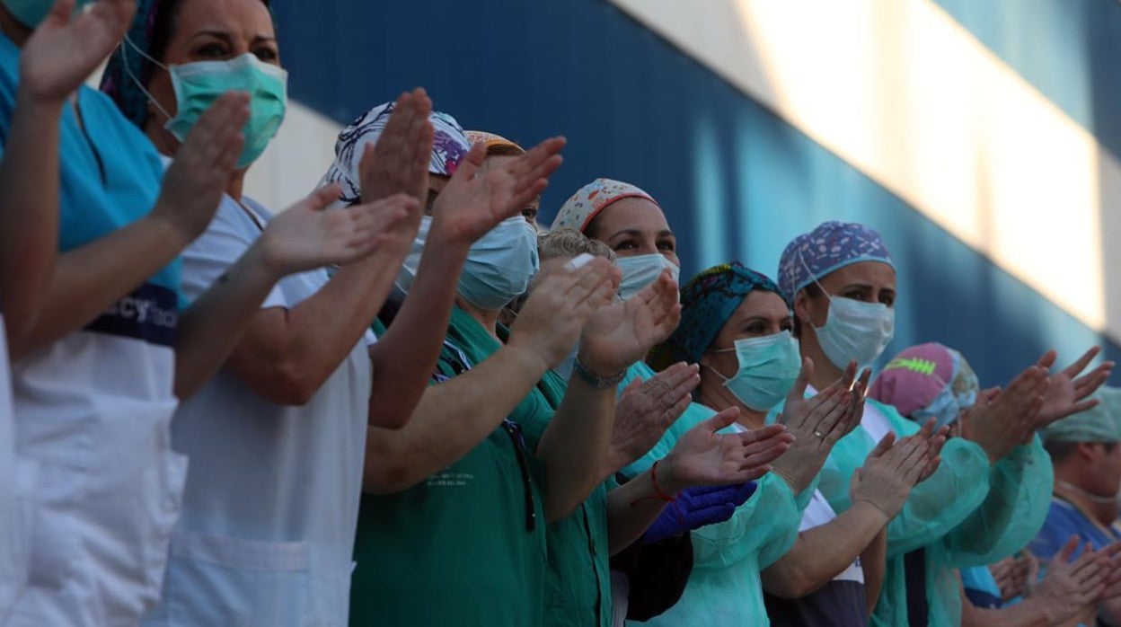 Sanitarios aplaudiendo en la puerta del Hospital Puerta del Mar.