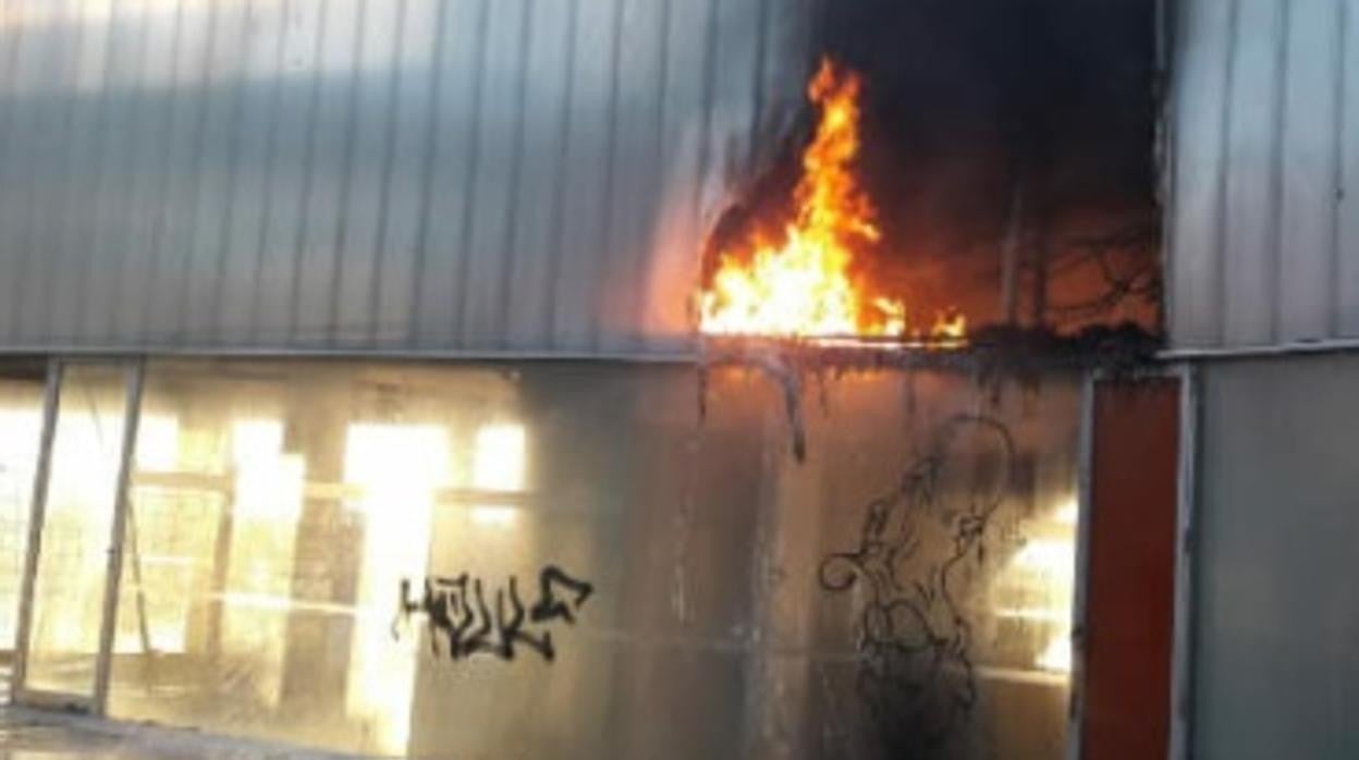 Incendio en la pérgola de Santa Bárbara, en Cádiz