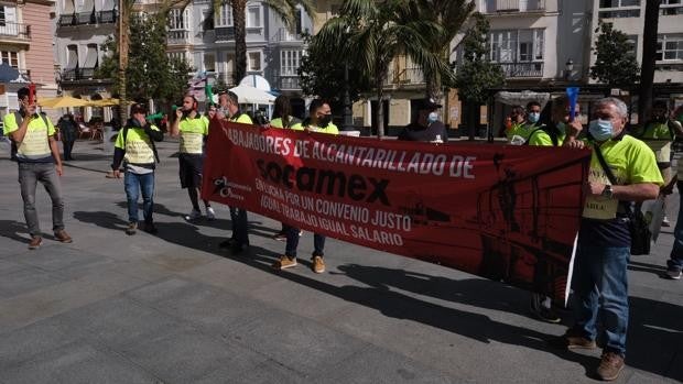 Trabajadores del alcantarillado de Cádiz vuelven a la carga reivindicando mejoras laborales