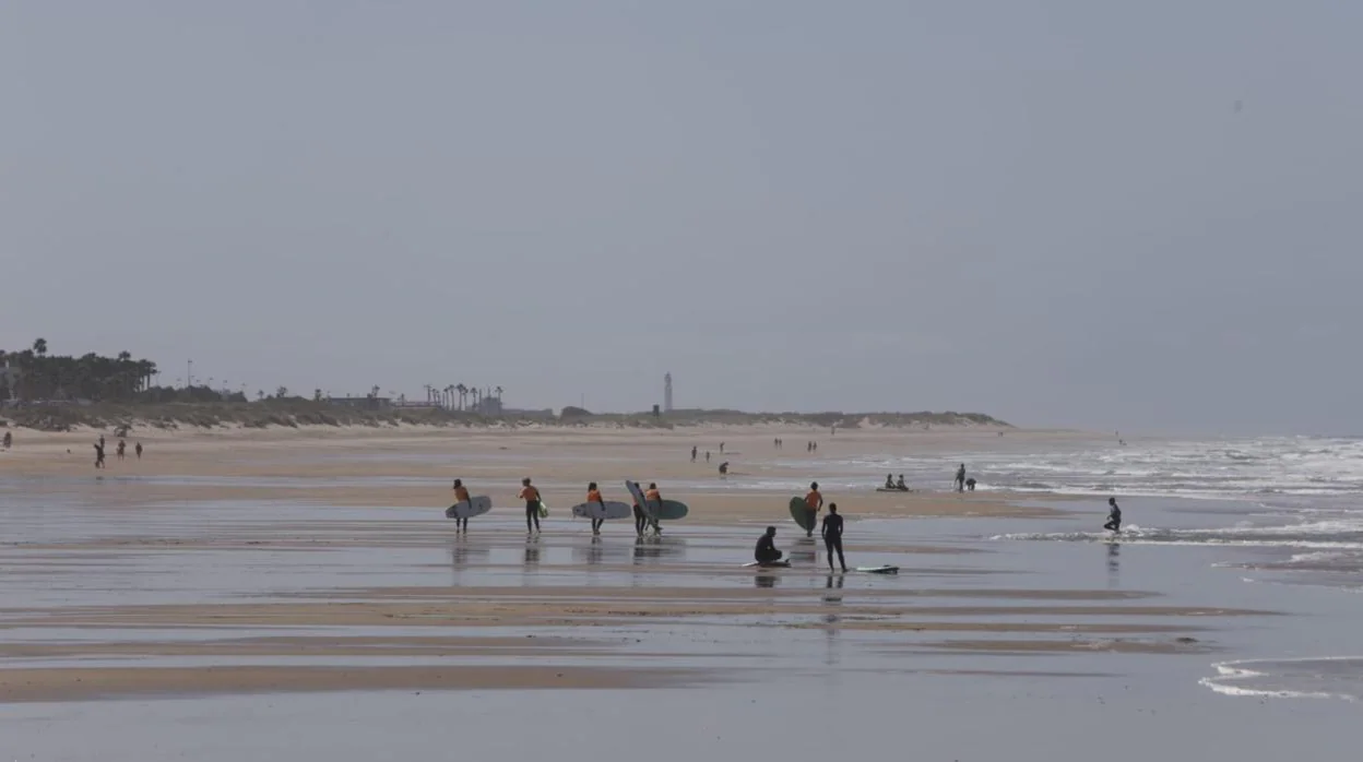 Surfistas en la playa de El Palmar de Vejer.