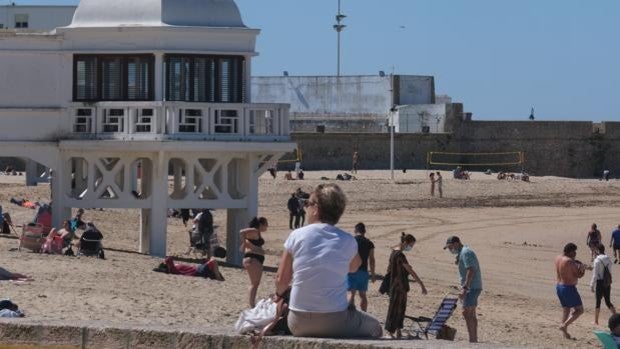 Cádiz capital, sin Policía Local para controlar aforos en La Caleta o Santa María