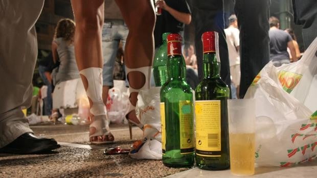 Más de una treintena de denunciados por hacer botellón en Cádiz el primer fin de semana sin estado de alarma