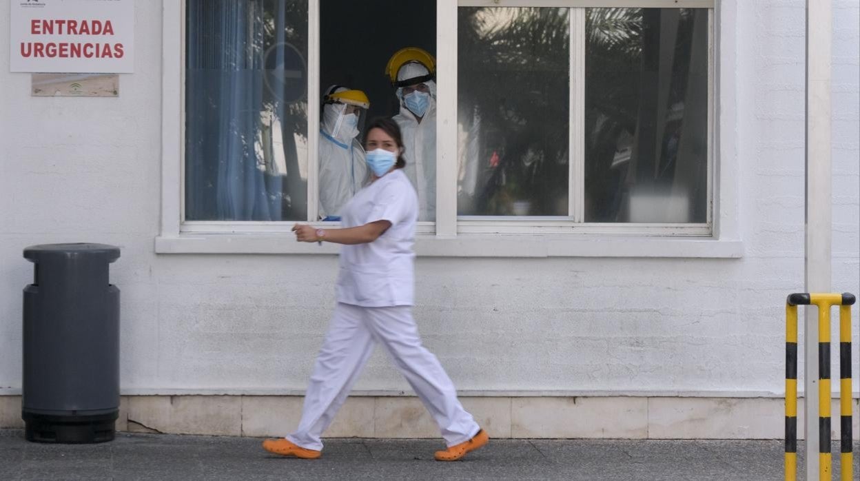 Sanitarios en el hospital Puerta del Mar de Cádiz.