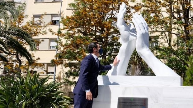 Así fue la inauguración del «aplauso eterno» en homenaje a los sanitarios en la 'avenida nueva' de Cádiz