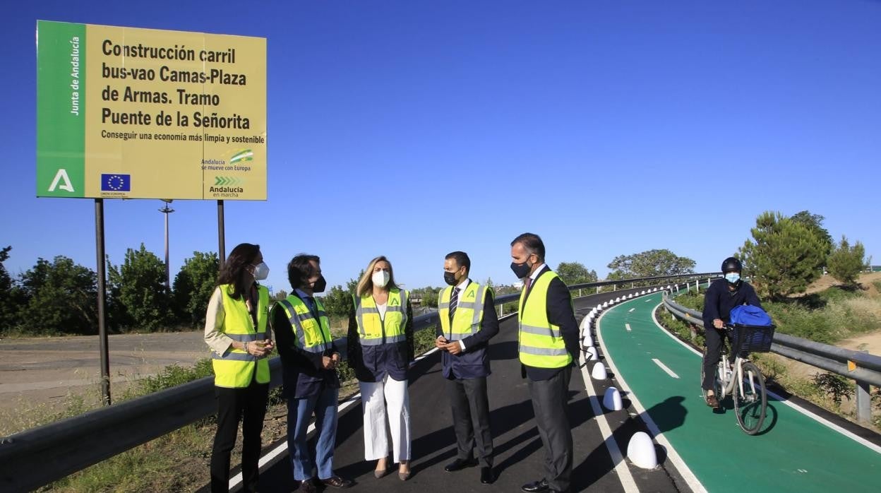 La consejera de Fomento junto a otras autoridades en el carril BUS-VAO sobre el puente de la Señorita