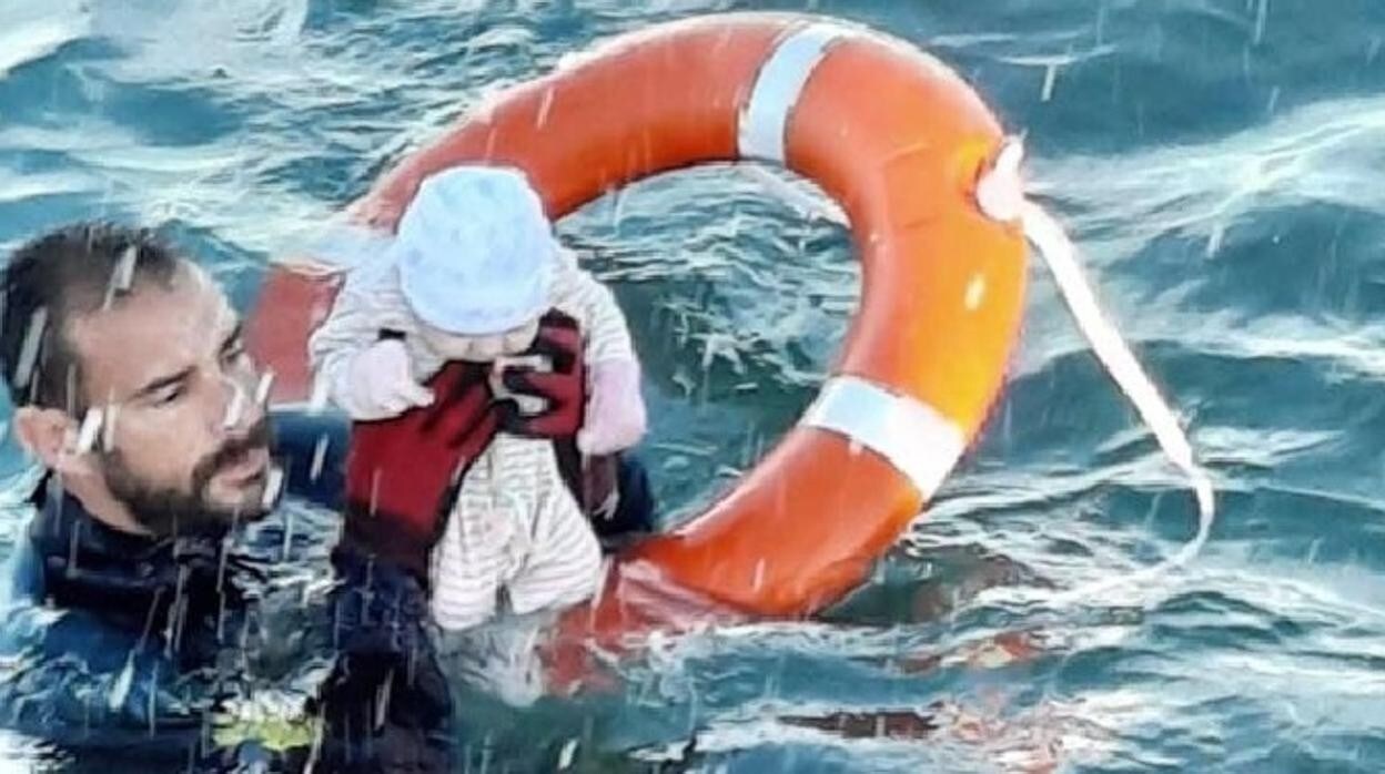 Juan Francisco Valle, durante el rescate del bebé en aguas de Benzú