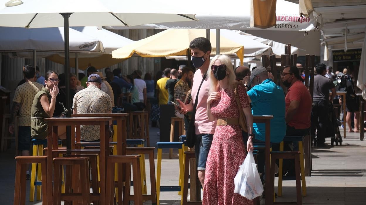 En la Bahía y en La Janda se podrán sentar 10 personas en la terraza en la hostelería, ocho en el interior.