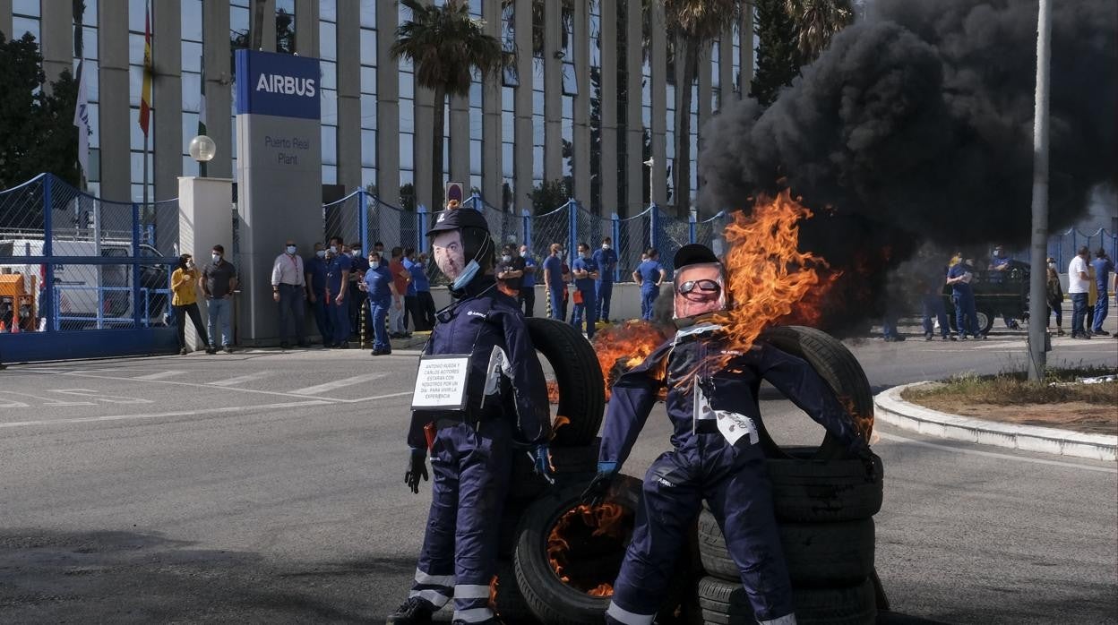 Protetas en la puerta de la factoría de Airbus Puerto Real