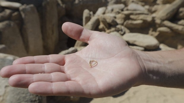 Descubren restos humanos y un ajuar de 4.000 años de antigüedad en el yacimiento de Los Caños de Meca