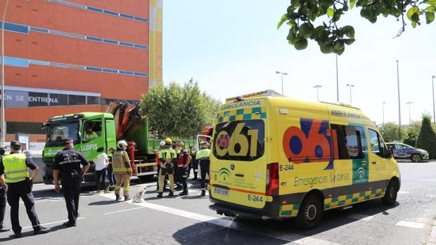 Atropellado un hombre por un camión en una glorieta de Santa Justa