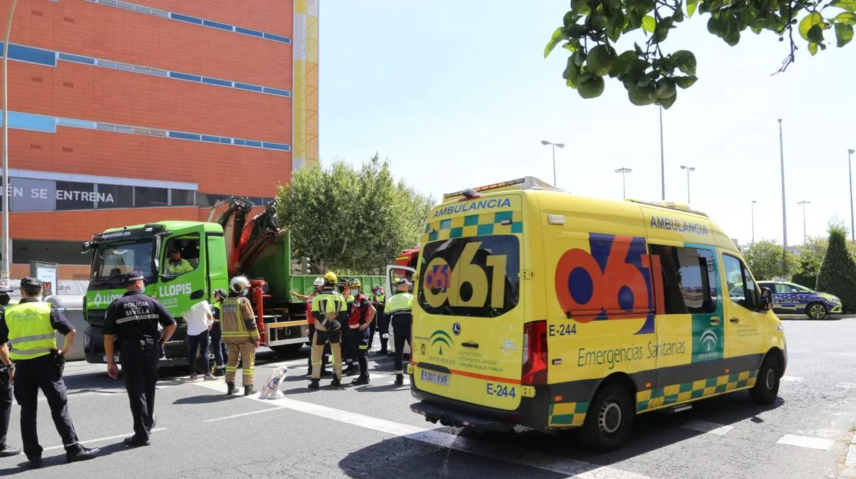 El accidente ha tenido lugar en la esquina de José Laguillo con la avenida Pablo Iglesias, junto a Santa Justa