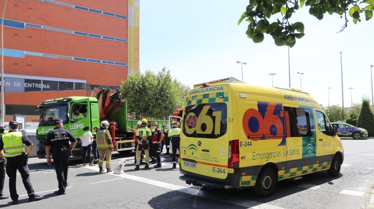 El accidente ha tenido lugar en la esquina de José Laguillo con la avenida Pablo Iglesias, junto a Santa Justa