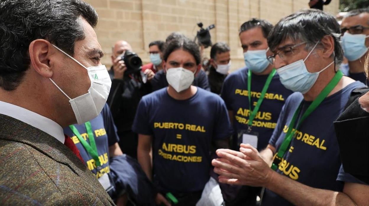 Juanma Moreno, presidente andaluz, durante el encuentro que mantuvo con el comité de empresa de Airbus Puerto Real hace unas semanas.