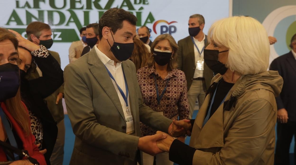 El presidente andaluz, Juanma Moreno, junto a la presidenta del Puerto de Cádiz, Teófila Martínez, en el Congreso Provincial del PP gaditano.