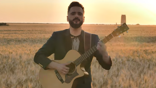 Riki Rivera lanza 'Rabito de pasa' para «conectar» y animar a «avanzar hacia adelante sin que falle la memoria»