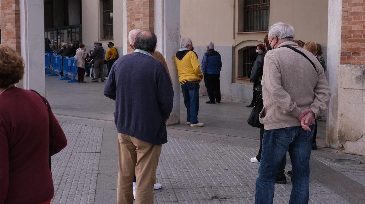 Colas para la vacunación en el Palacio de Congresos de Cádiz.