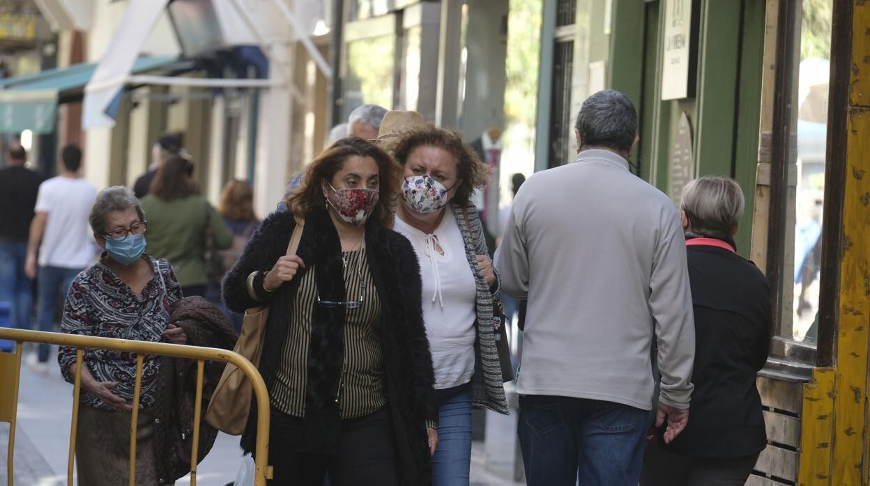 Los contagios suben en Cádiz pero hay descenso en número de hospitalizados y fallecidos.