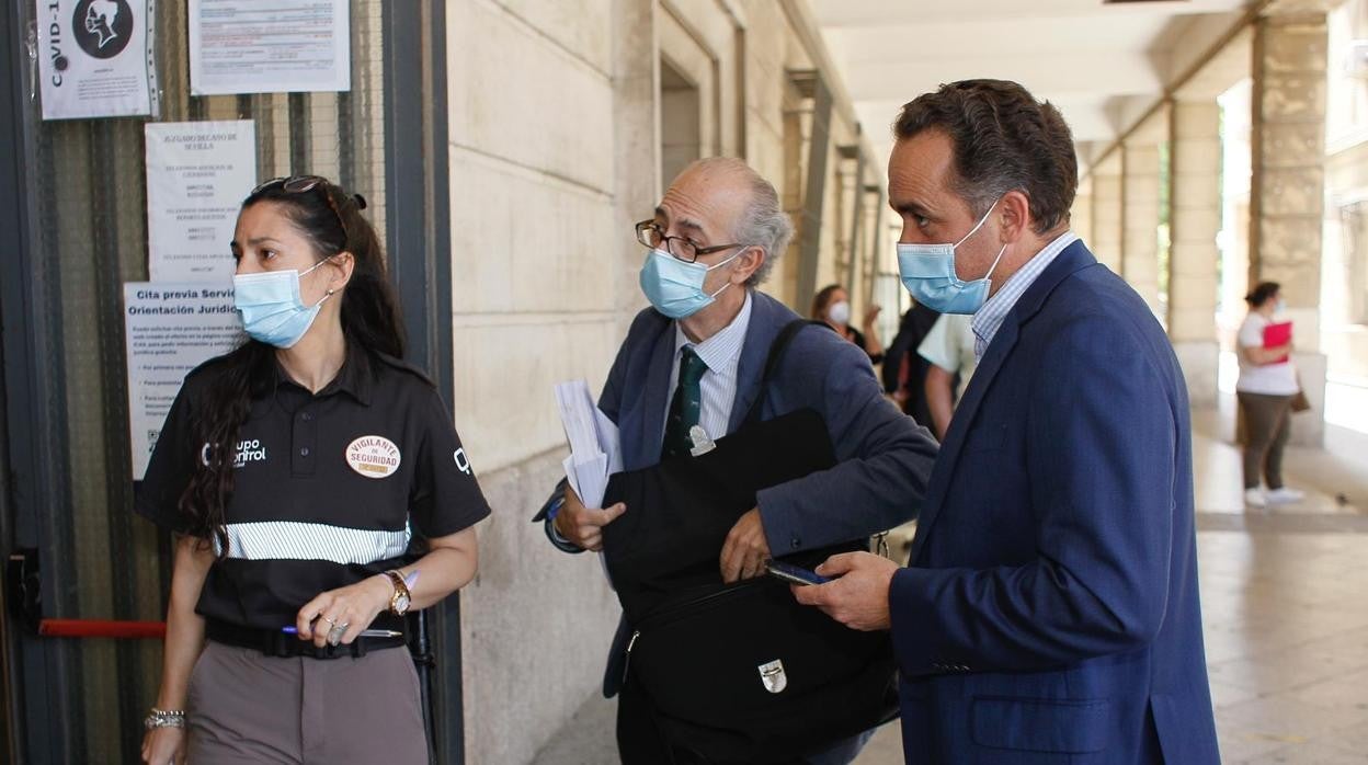 Antonio Manuel Suárez, junto a su abogado, antes de entrar en el juzgado este miércoles