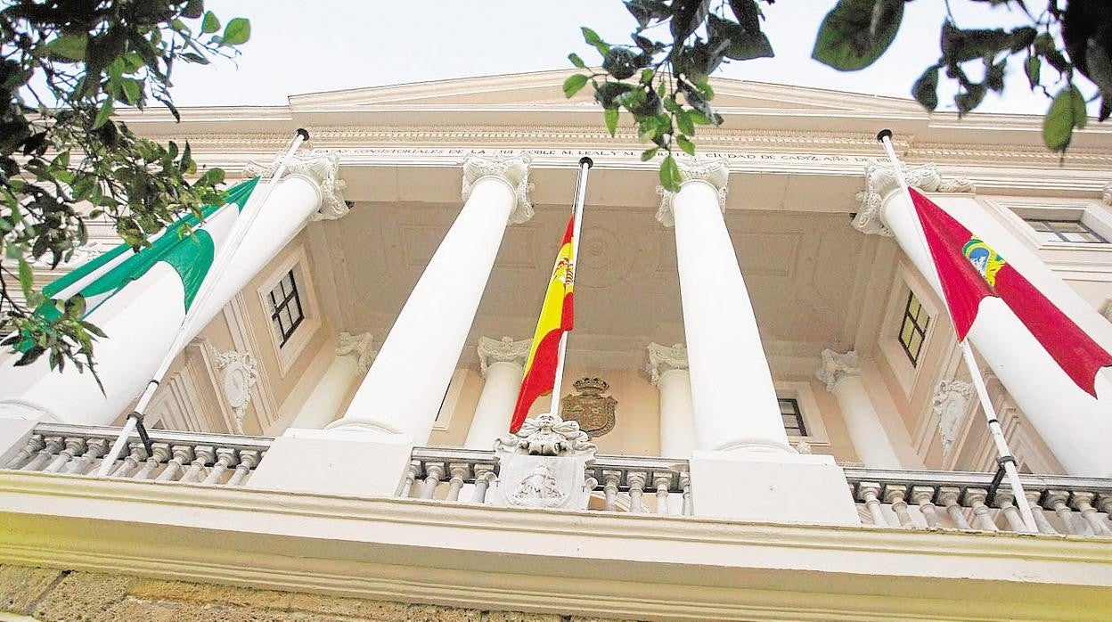 Balcón principal del Ayuntamiento de Cádiz.