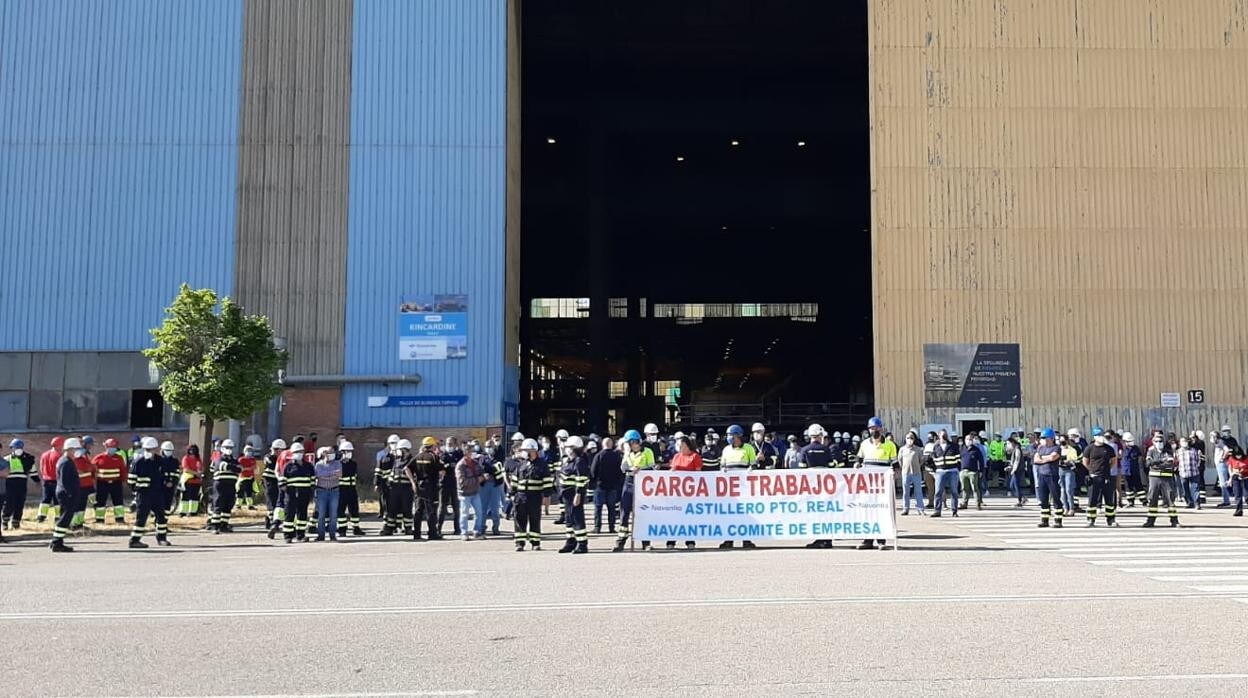 Protesta de los trabajadores este viernes en uno de los talleres del astillero