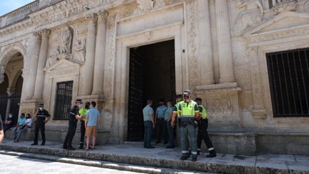 El Ayuntamiento de Jerez de la Frontera acoge la capilla ardiente del guardia civil atropellado