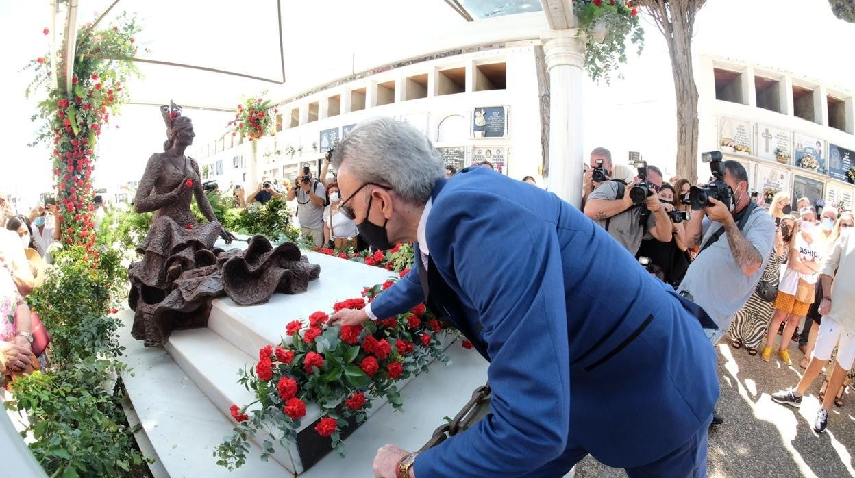 Ortega Cano en el cementerio de Chipiona tras la misa en honor a Rocío Jurado