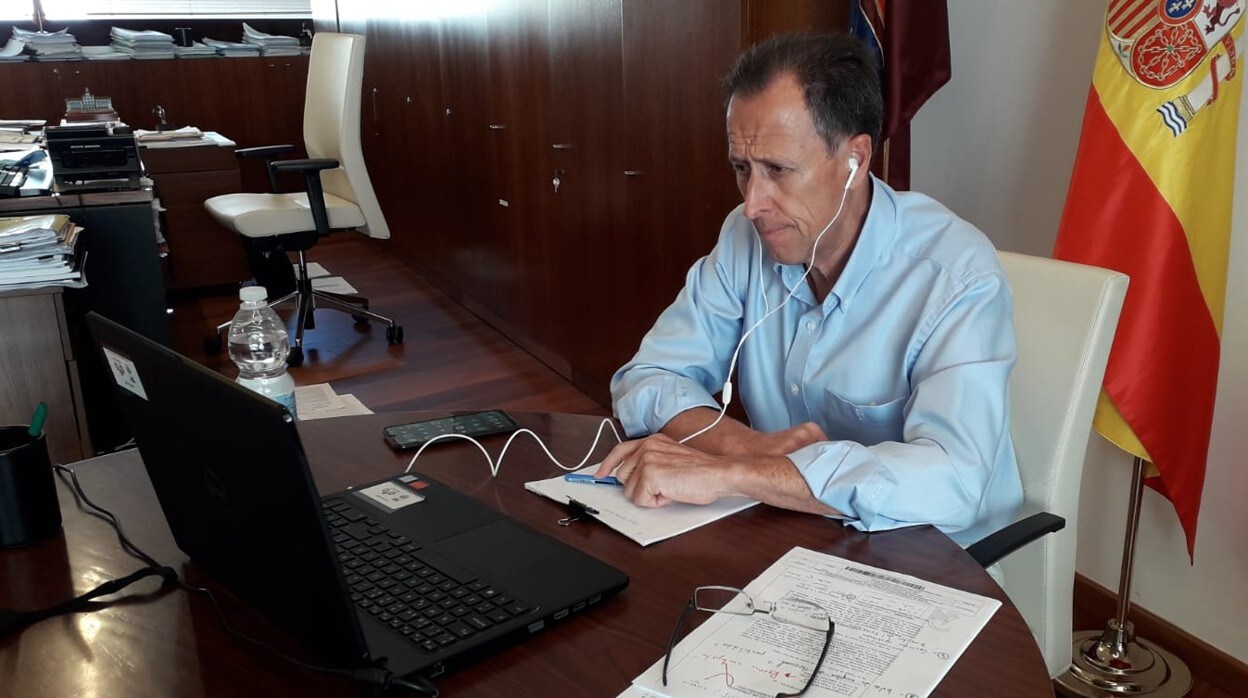 José María Román durante una reunión telemática en su despacho