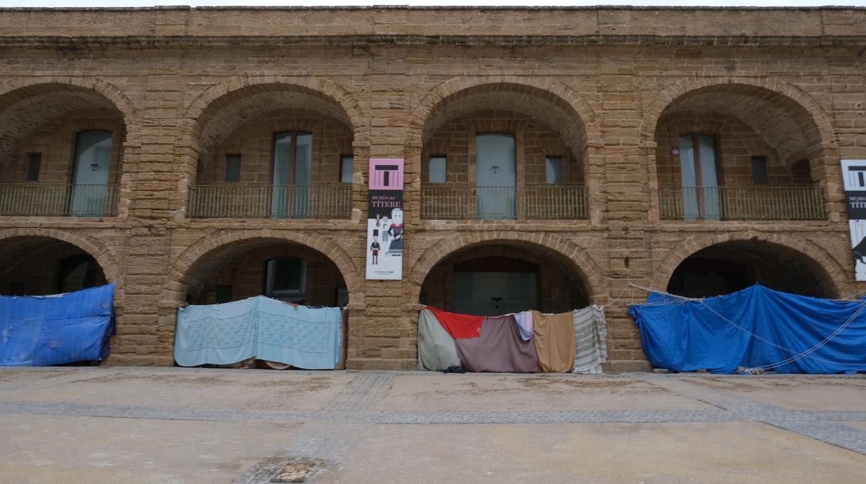 Las personas sin hogar buscan refugio en las Bóvedas de Santa Elena o los bajos de La Caleta.