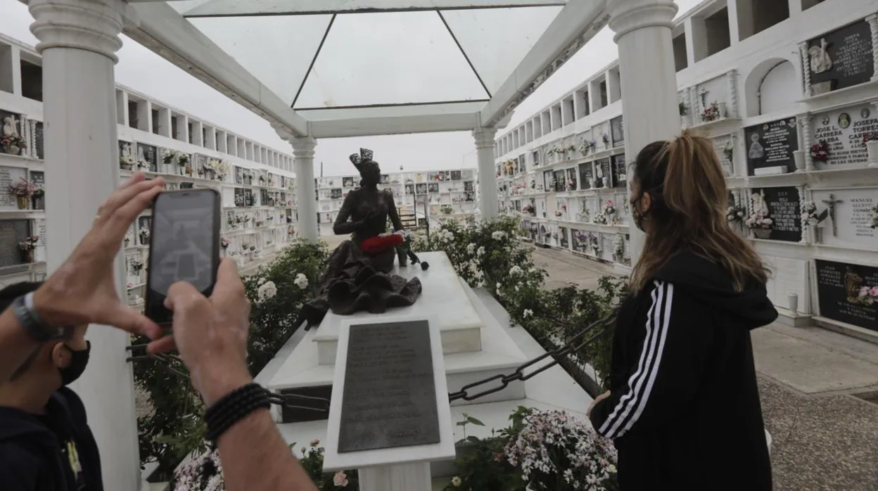 Cristian fotografía el mausoleo de Rocío Jurado ante la mirada de Alexander y Vanesa, son turistas y han venido expresemente a verlo.