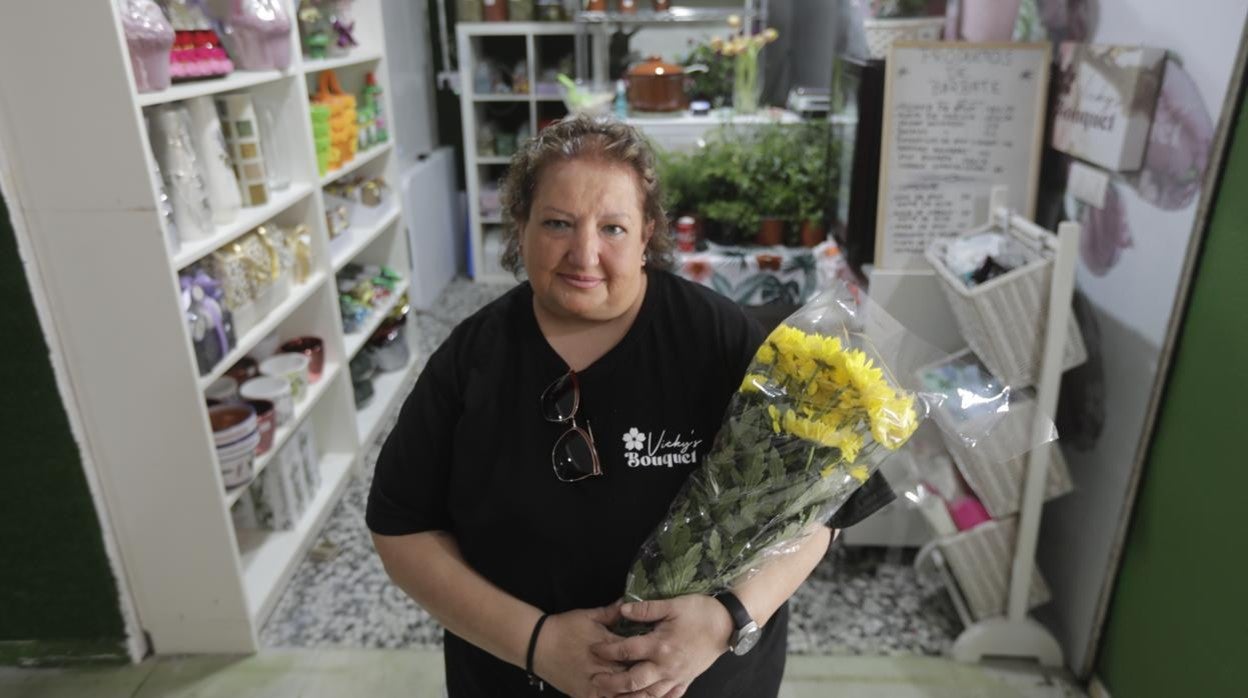 Victoria, Vicky para sus amigos, en su nueva floristería en la galería comercial de Cortadura.