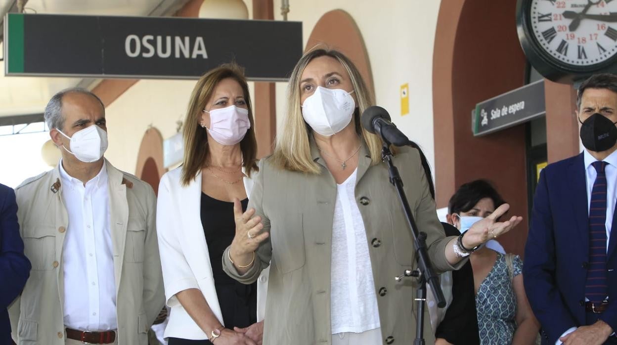 Marifrán Carazo, consejera de Fomento en la estación de tren de Osuna